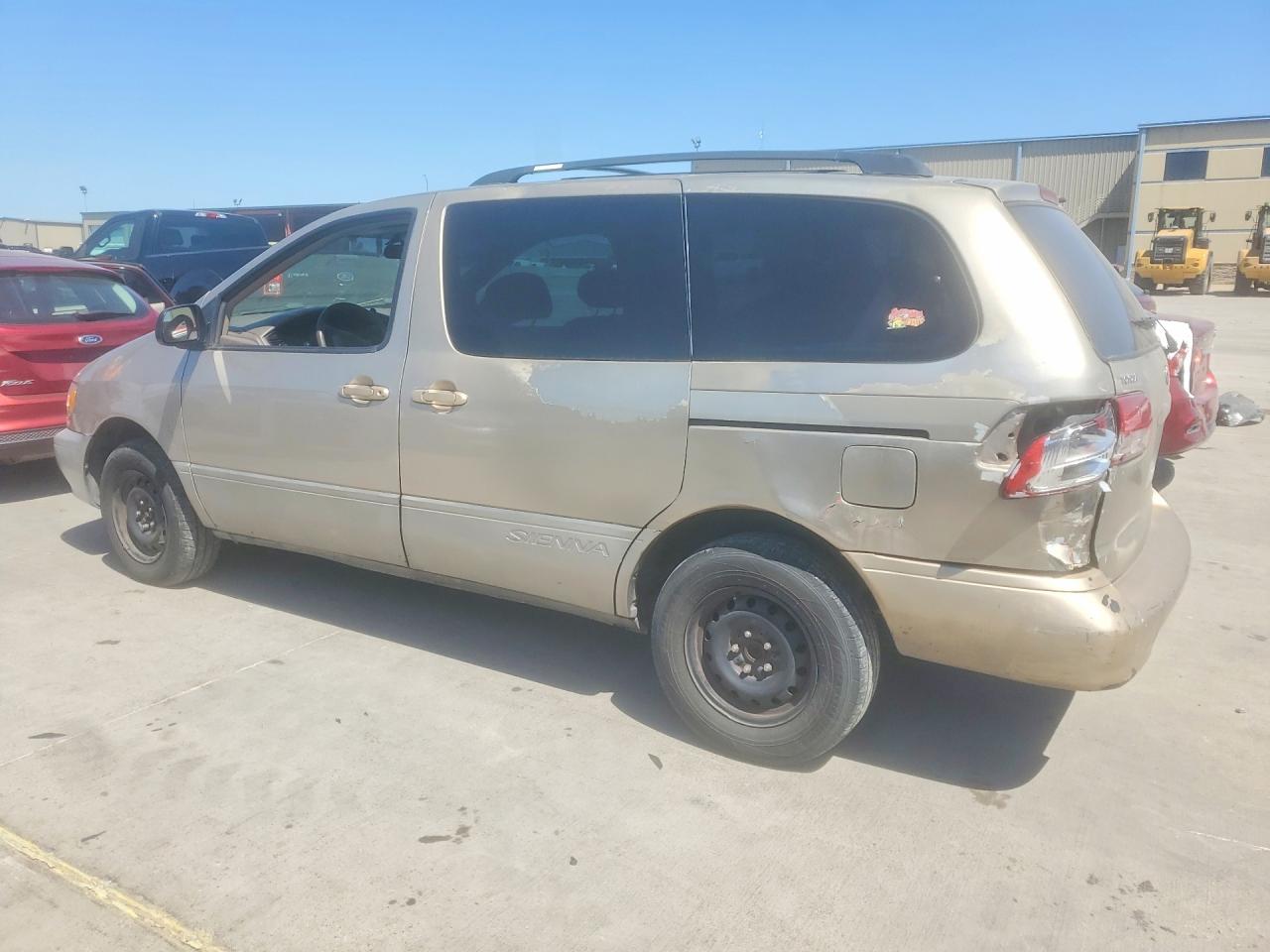 2002 TOYOTA SIENNA LE photo 2