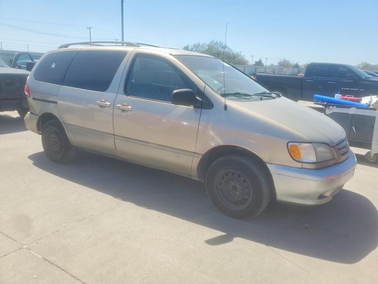 2002 TOYOTA SIENNA LE photo 4
