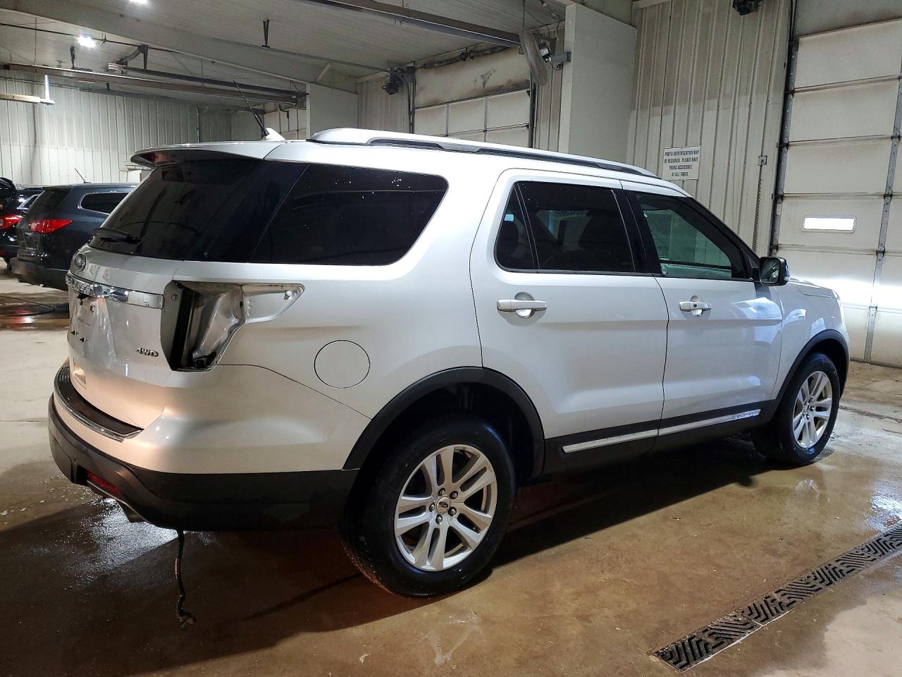 2018 FORD EXPLORER XLT photo 3