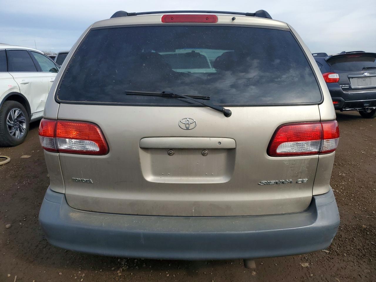 2002 TOYOTA SIENNA CE photo 6