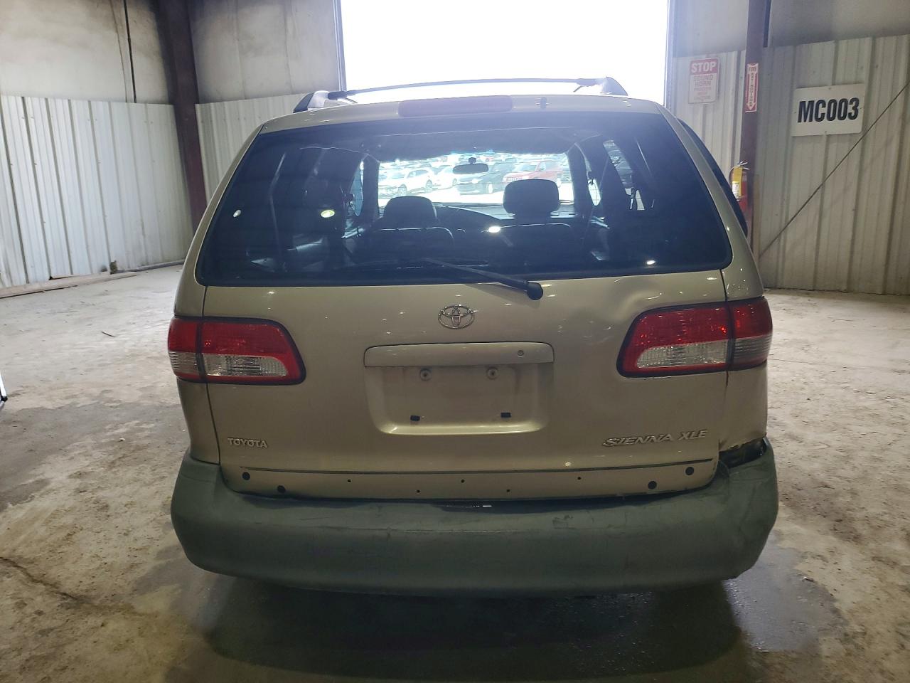 2001 TOYOTA SIENNA LE photo 16