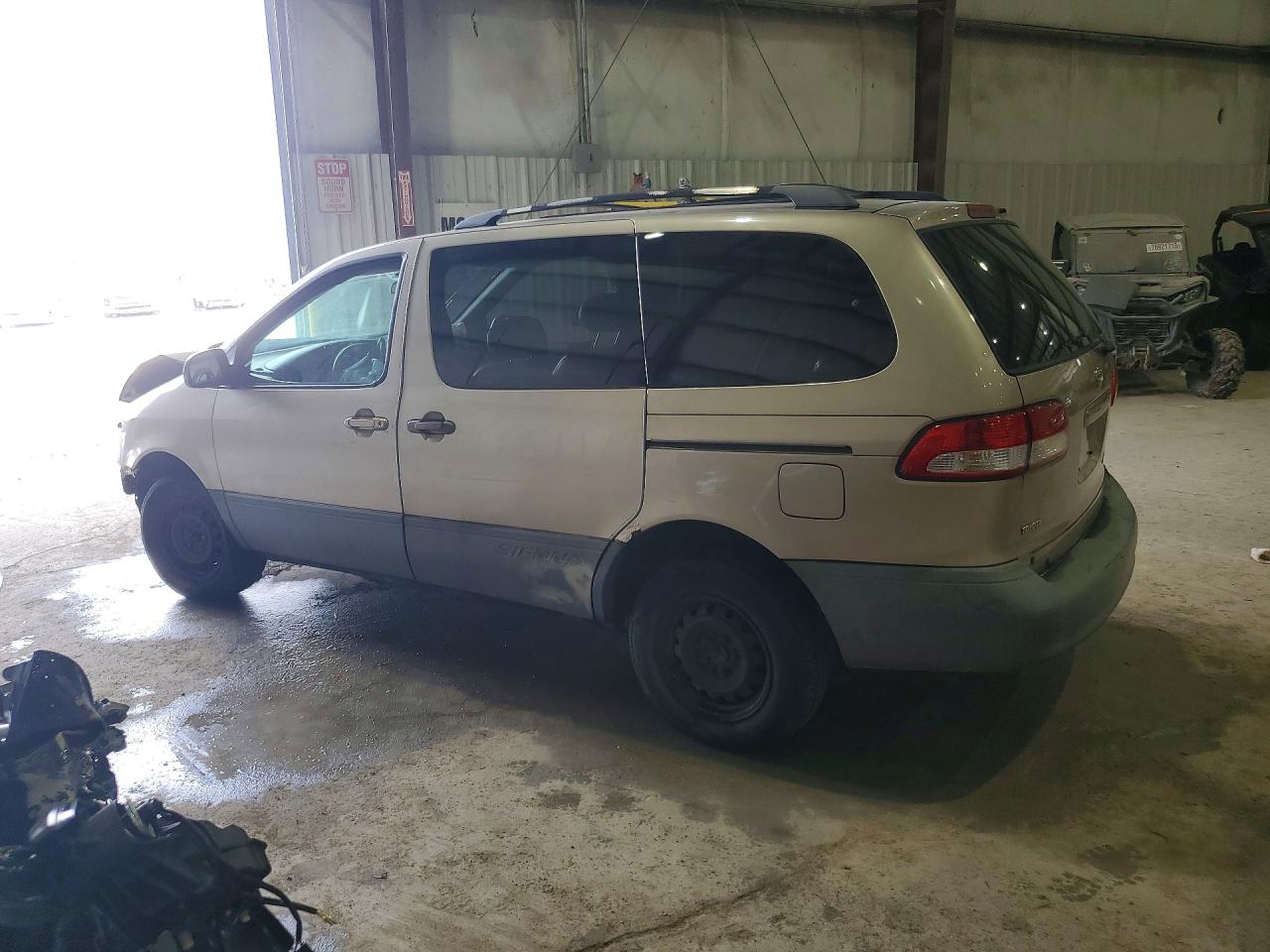 2001 TOYOTA SIENNA LE photo 4