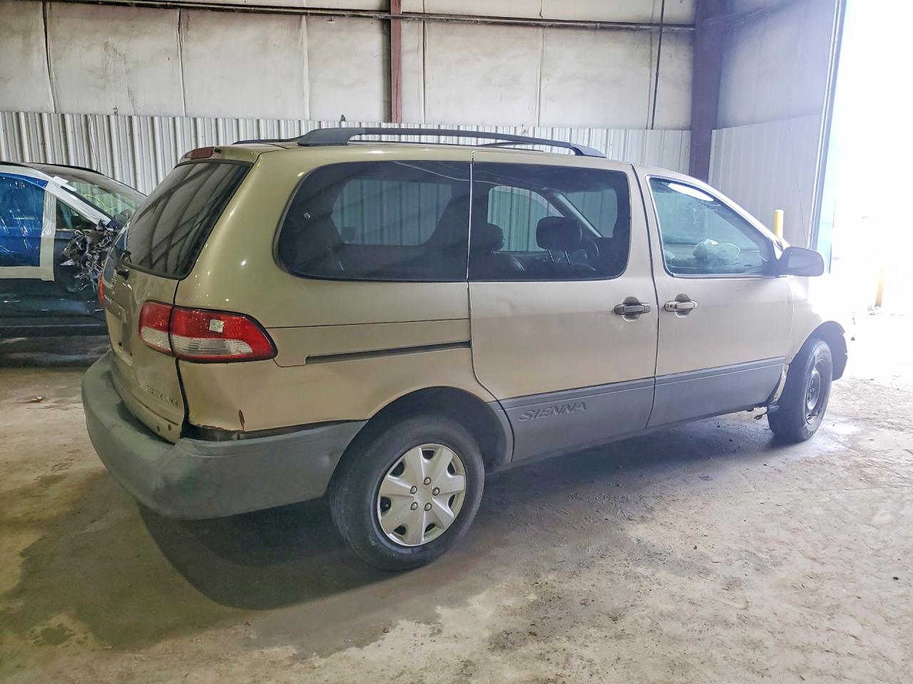2001 TOYOTA SIENNA LE photo 7