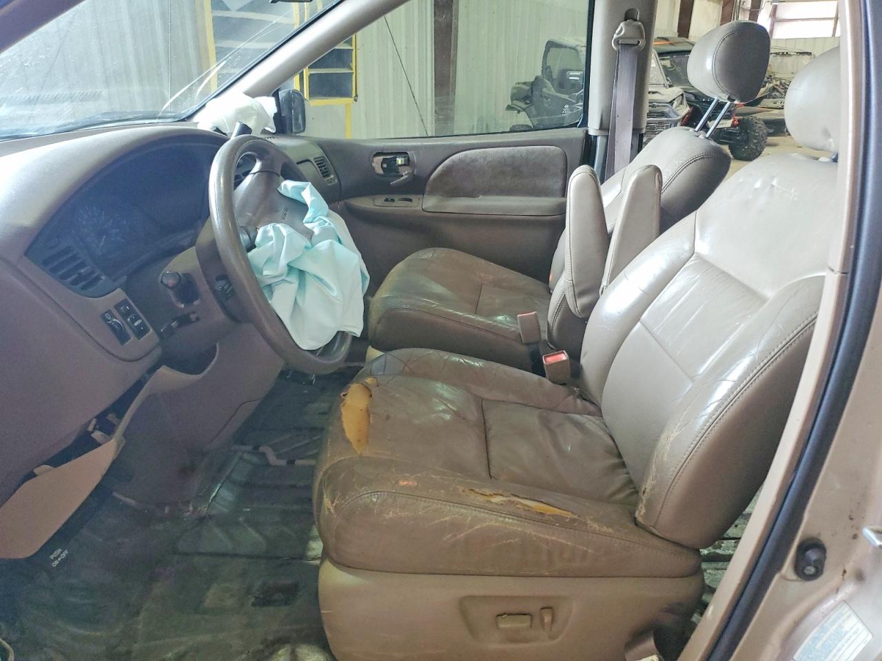 2001 TOYOTA SIENNA LE photo 19