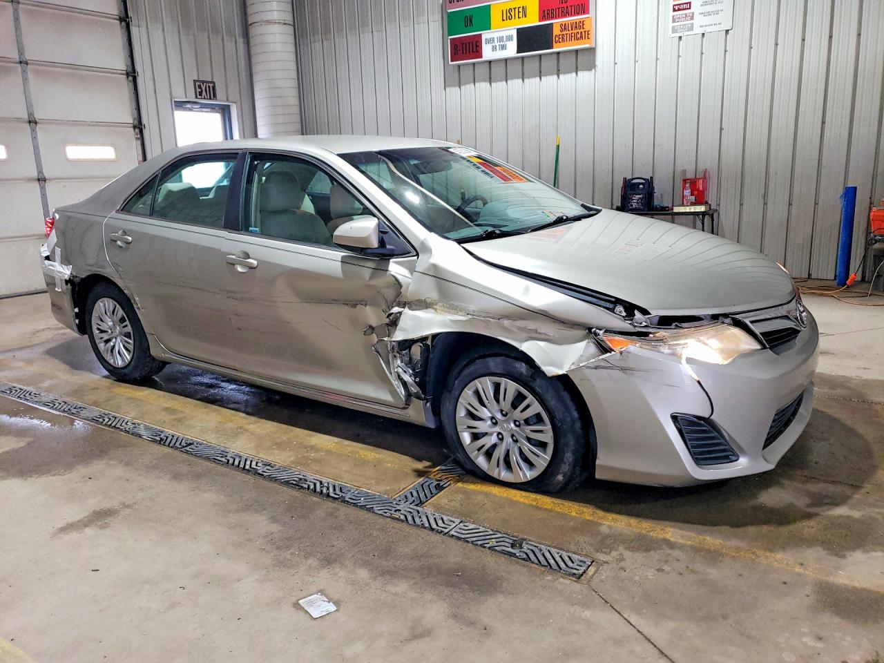 2014 TOYOTA CAMRY LE photo 4