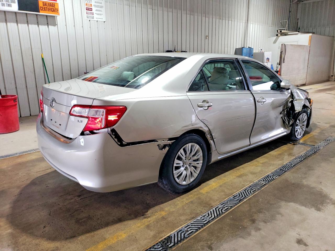 2014 TOYOTA CAMRY LE photo 3