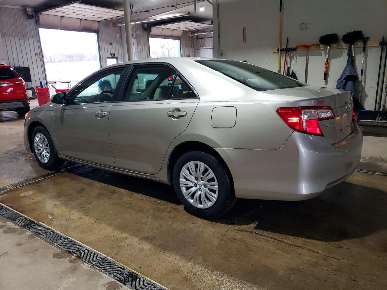 2014 TOYOTA CAMRY LE photo 2