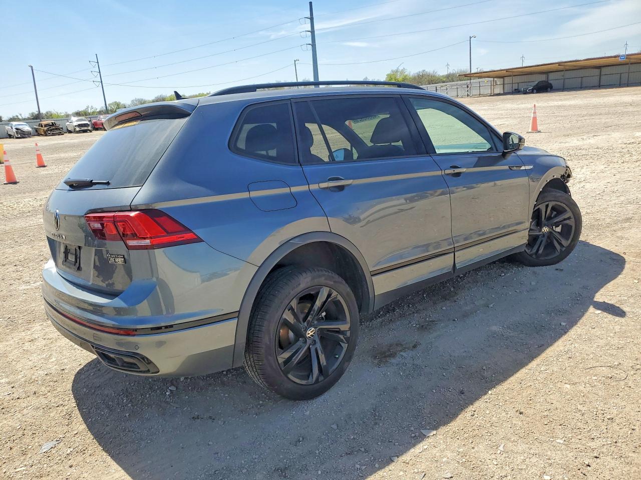 2024 VOLKSWAGEN TIGUAN SE R-LINE BLACK photo 5