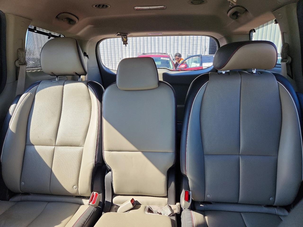 2017 KIA SEDONA LX photo 10