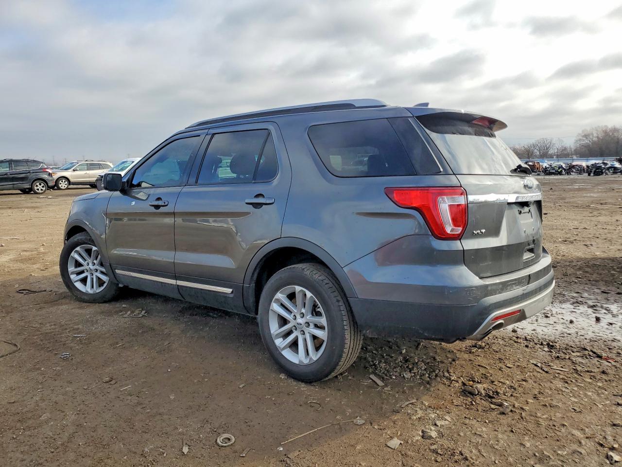 2017 FORD EXPLORER XLT photo 3