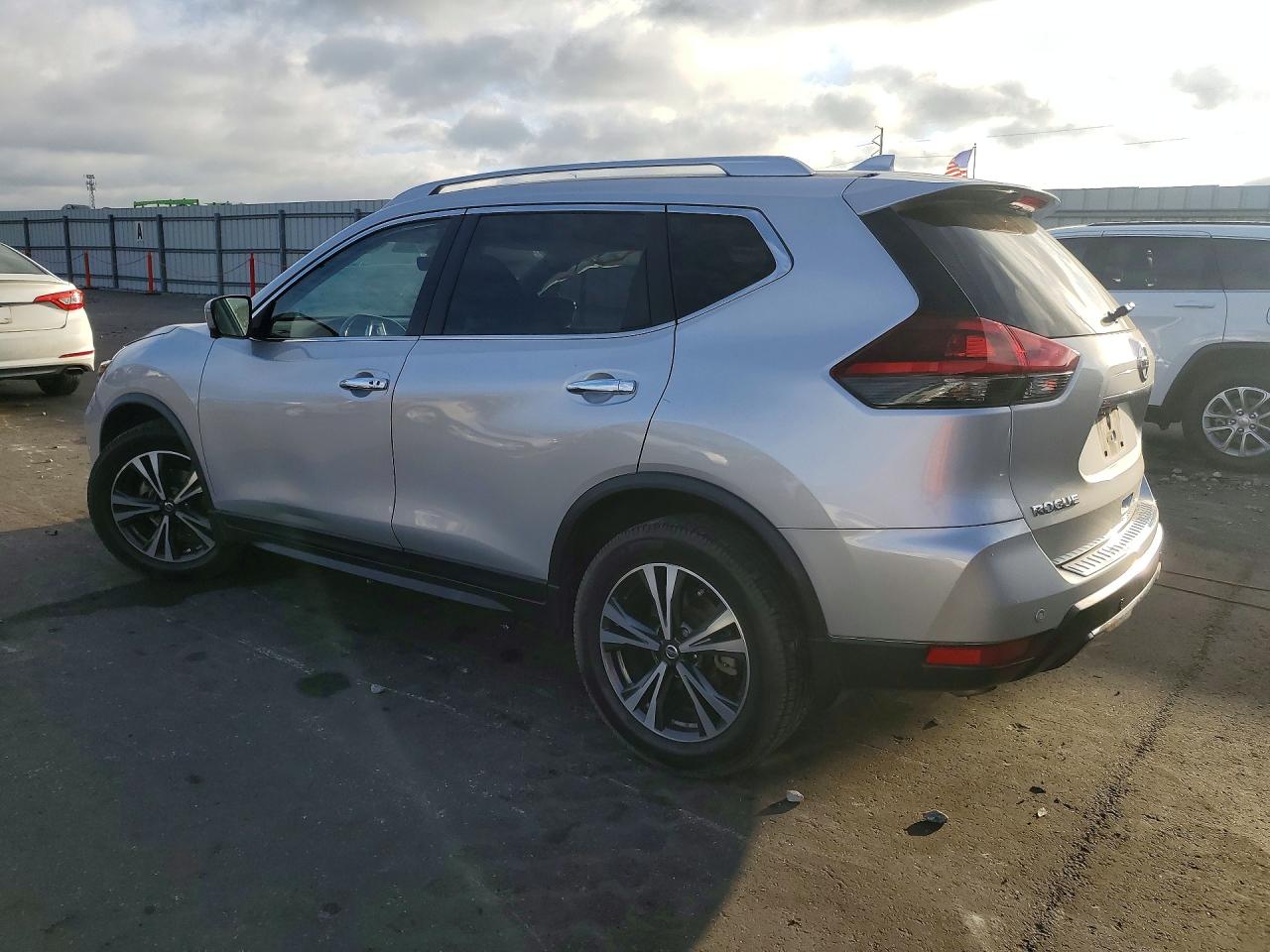 2019 NISSAN ROGUE SV photo 4