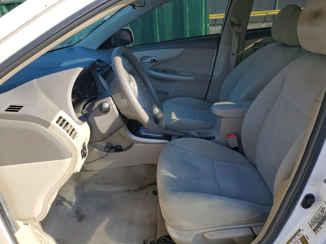 2010 TOYOTA COROLLA LE photo 7