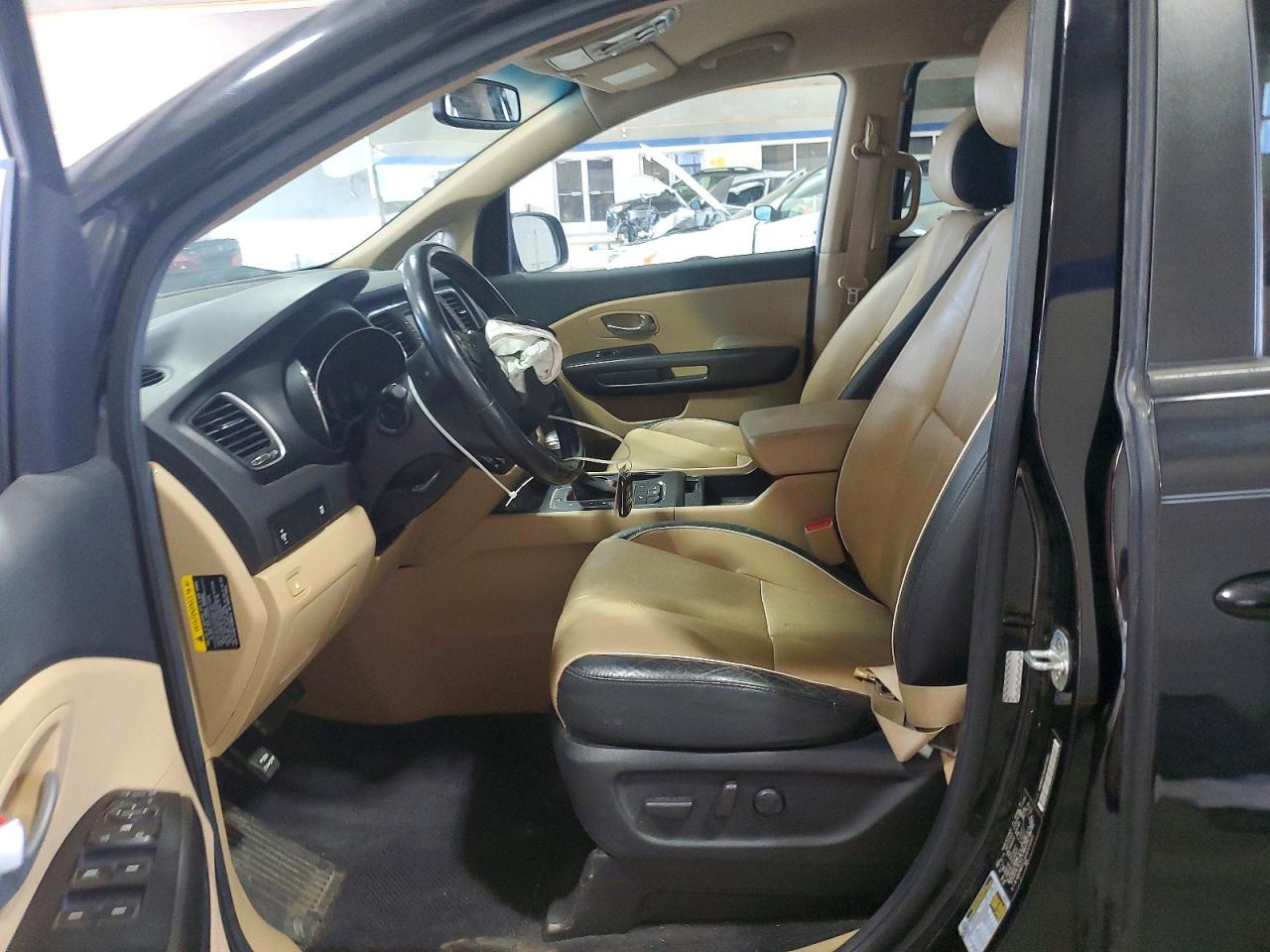 2017 KIA SEDONA LX photo 13