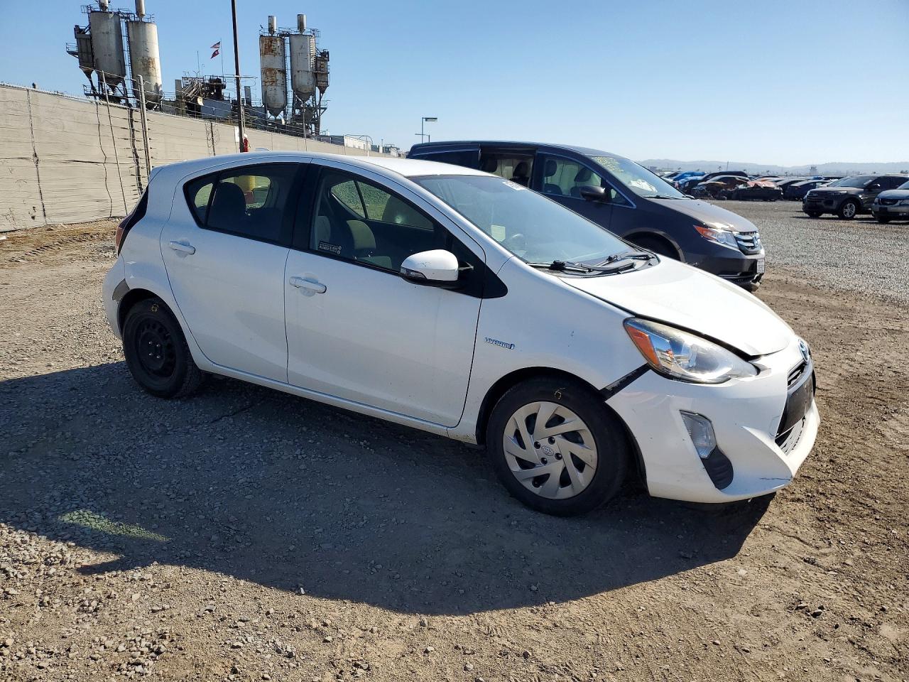 2016 TOYOTA PRIUS C TWO photo 10