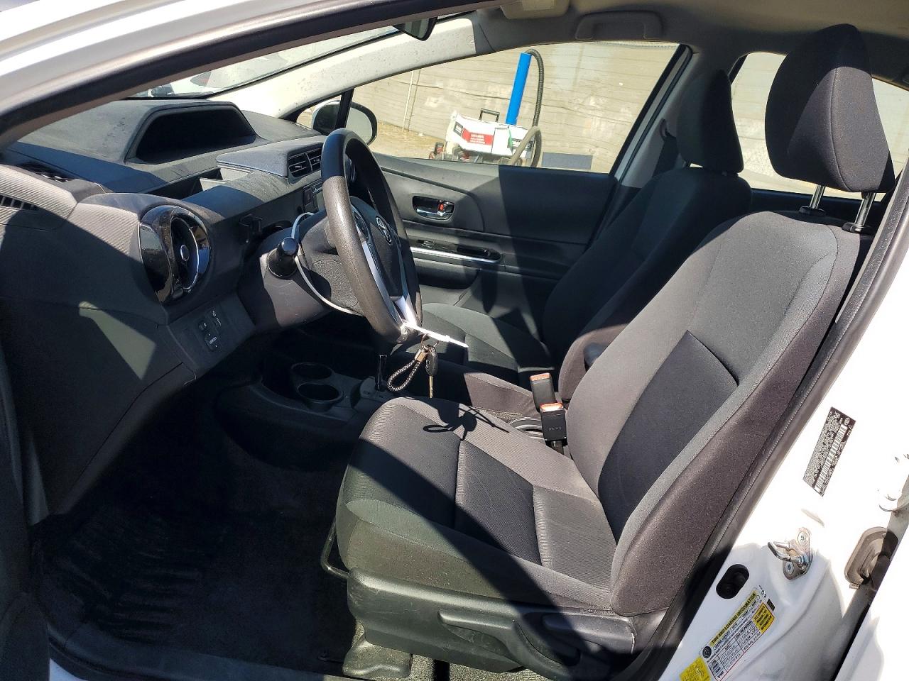 2016 TOYOTA PRIUS C TWO photo 19
