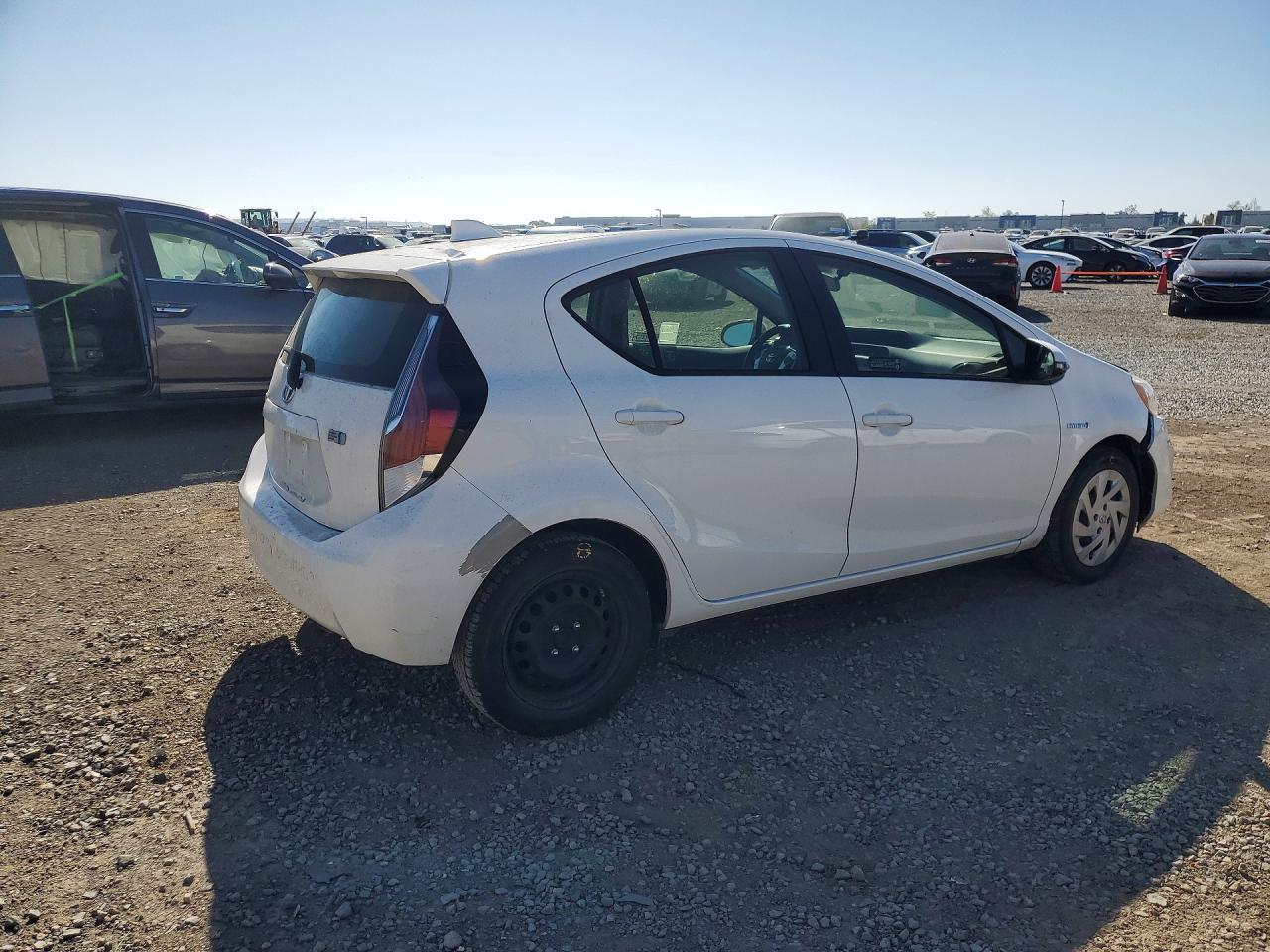 2016 TOYOTA PRIUS C TWO photo 7