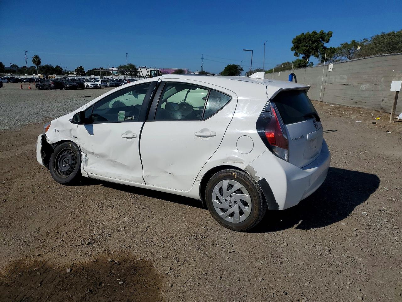 2016 TOYOTA PRIUS C TWO photo 4