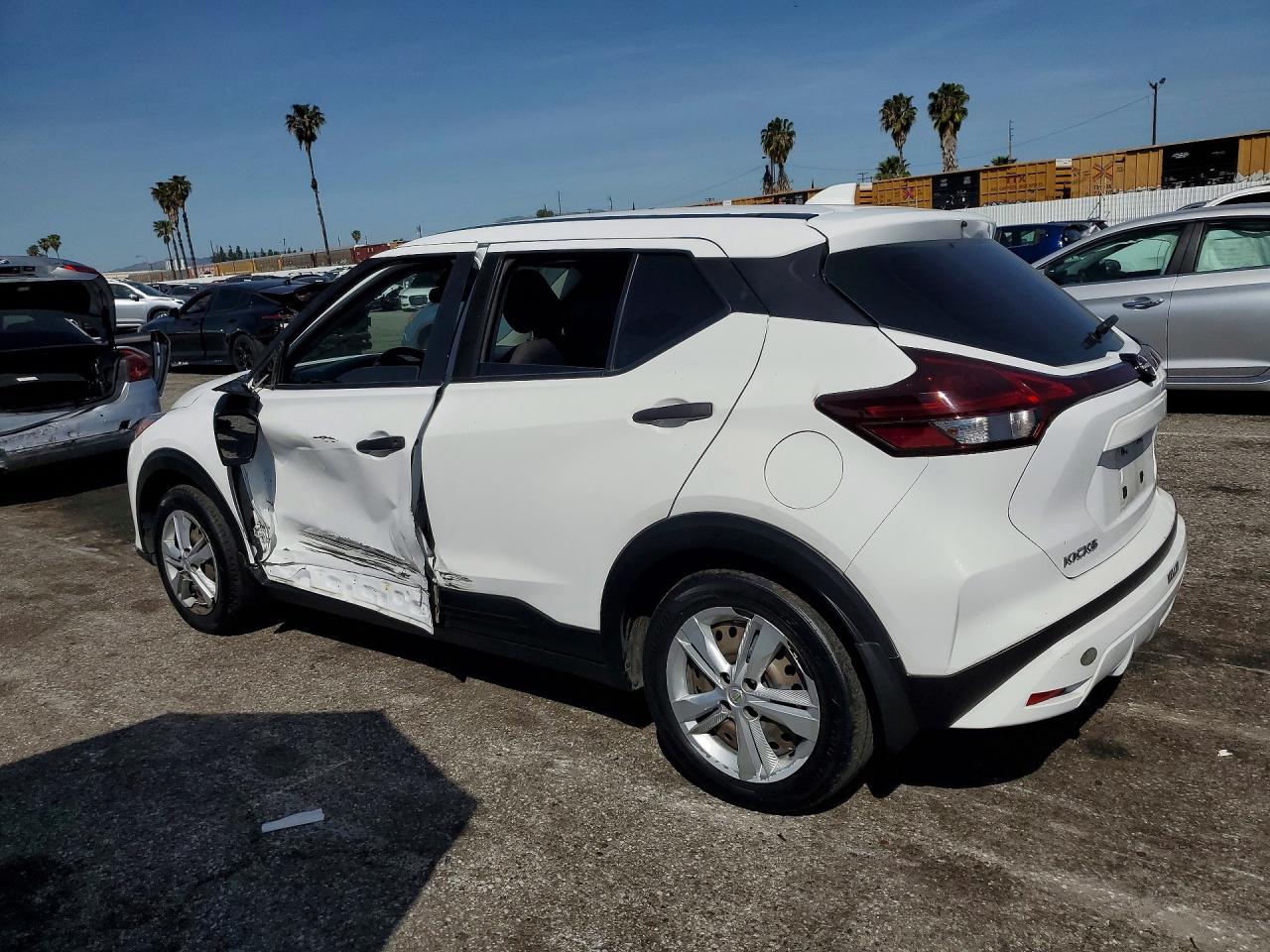 2022 NISSAN KICKS S photo 3