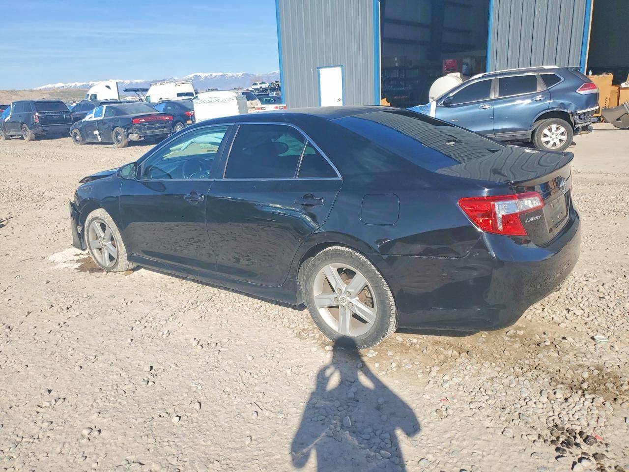 2014 TOYOTA CAMRY SE photo 2