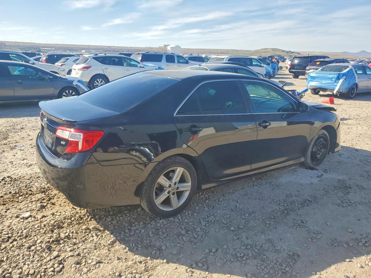 2014 TOYOTA CAMRY SE photo 3