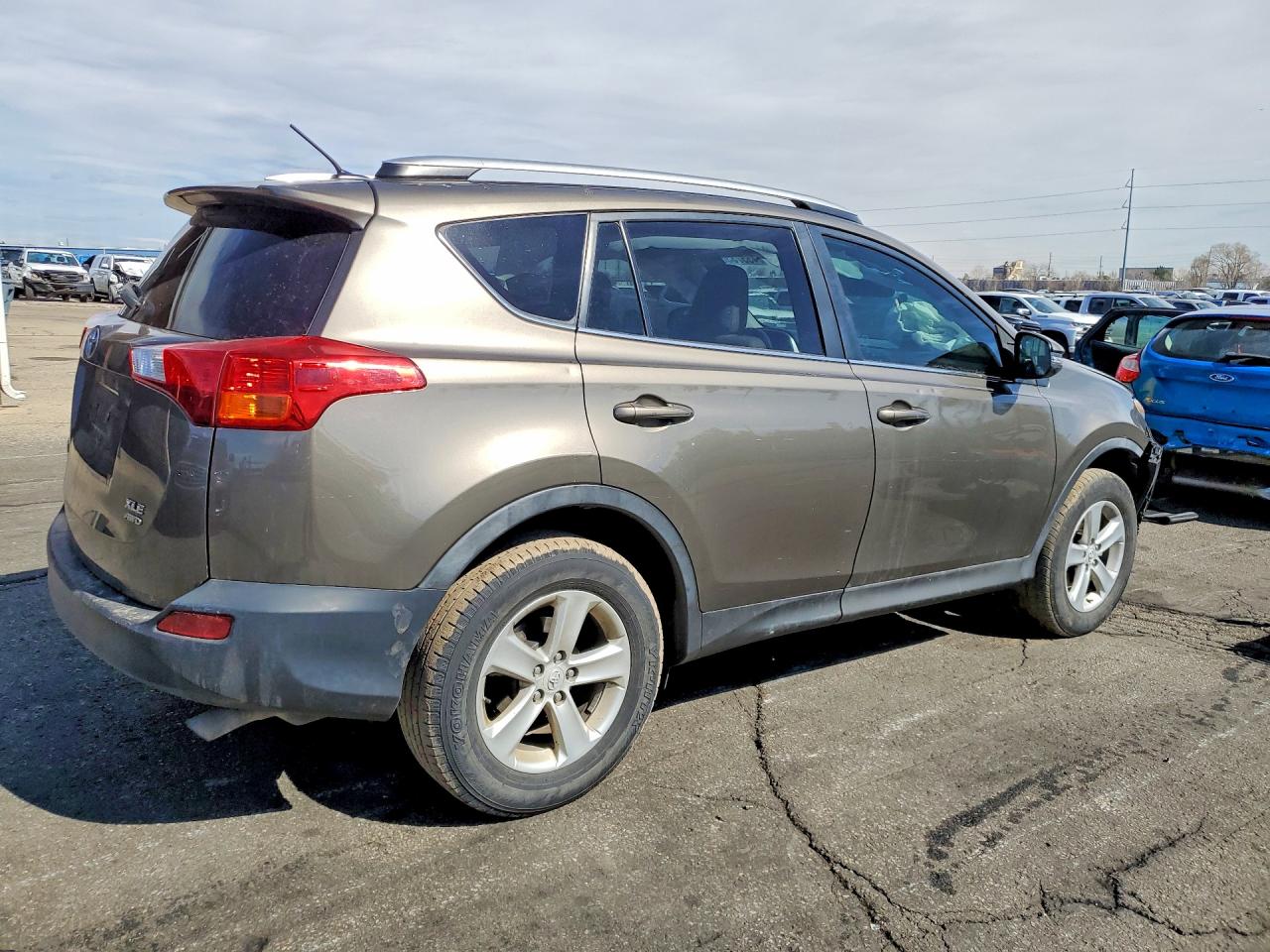2013 TOYOTA RAV4 XLE photo 7