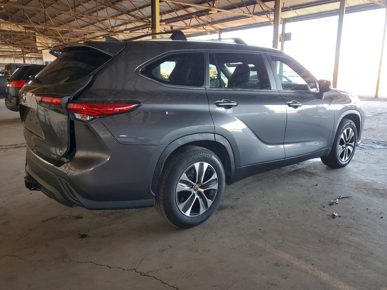 2023 TOYOTA HIGHLANDER XLE photo 3