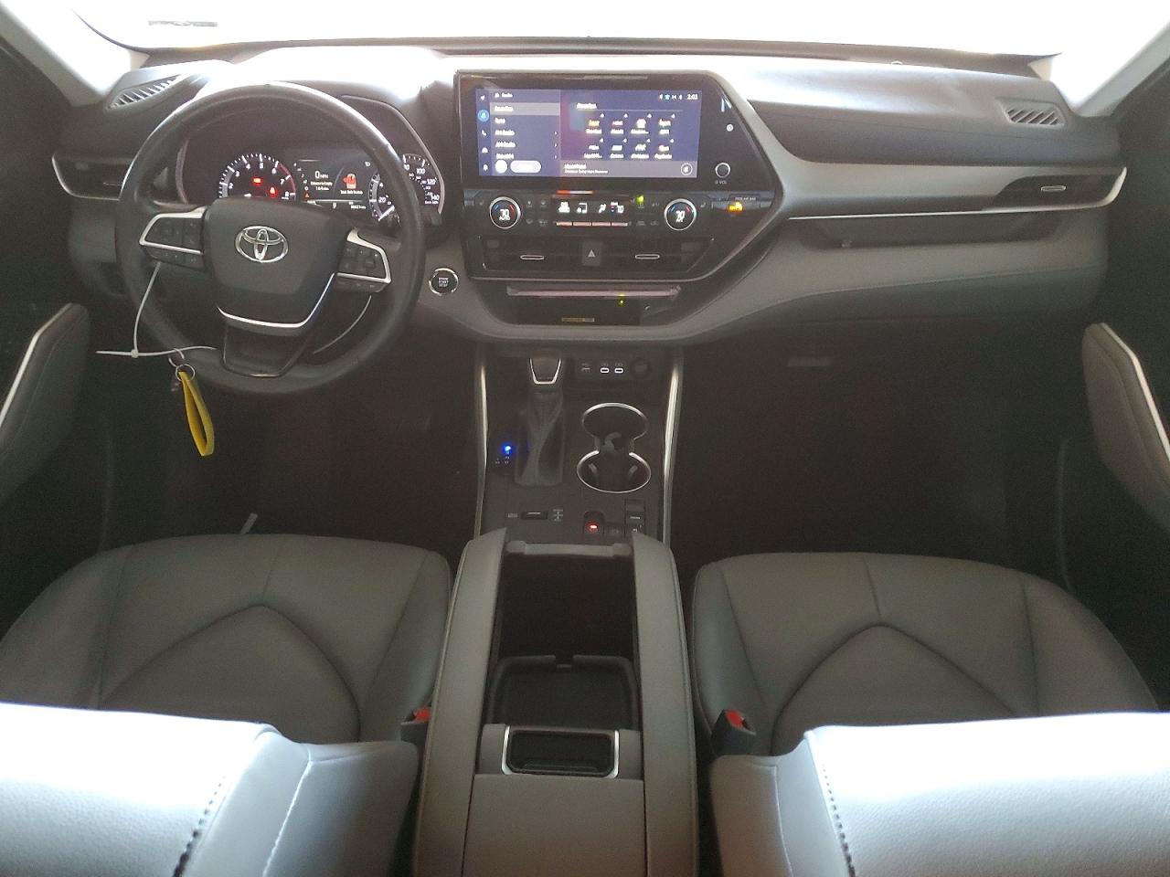2023 TOYOTA HIGHLANDER XLE photo 8