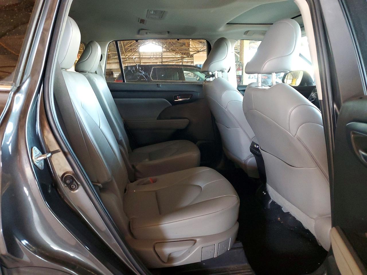 2023 TOYOTA HIGHLANDER XLE photo 10