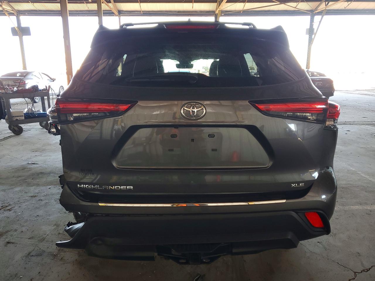 2023 TOYOTA HIGHLANDER XLE photo 6
