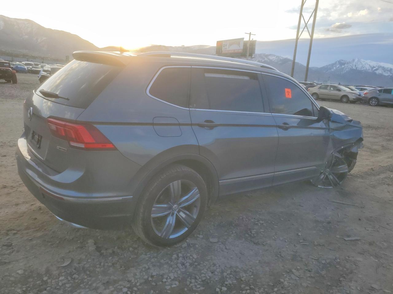 2020 VOLKSWAGEN TIGUAN SE photo 3