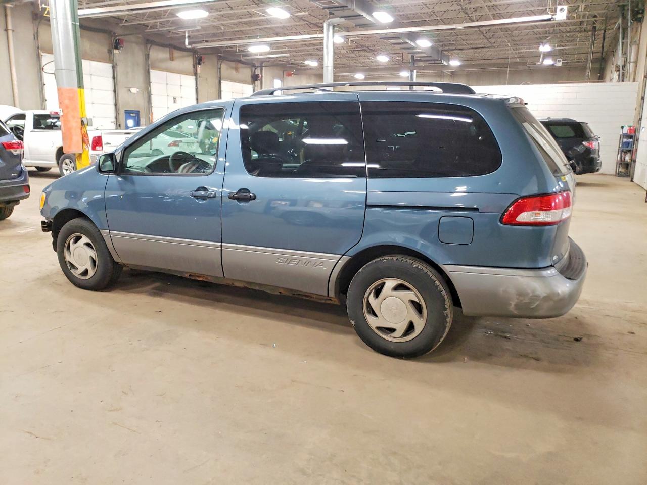 2002 TOYOTA SIENNA XLE photo 4