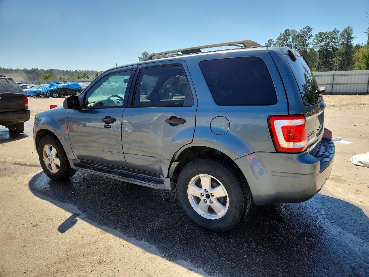 2011 FORD ESCAPE XLT photo 2