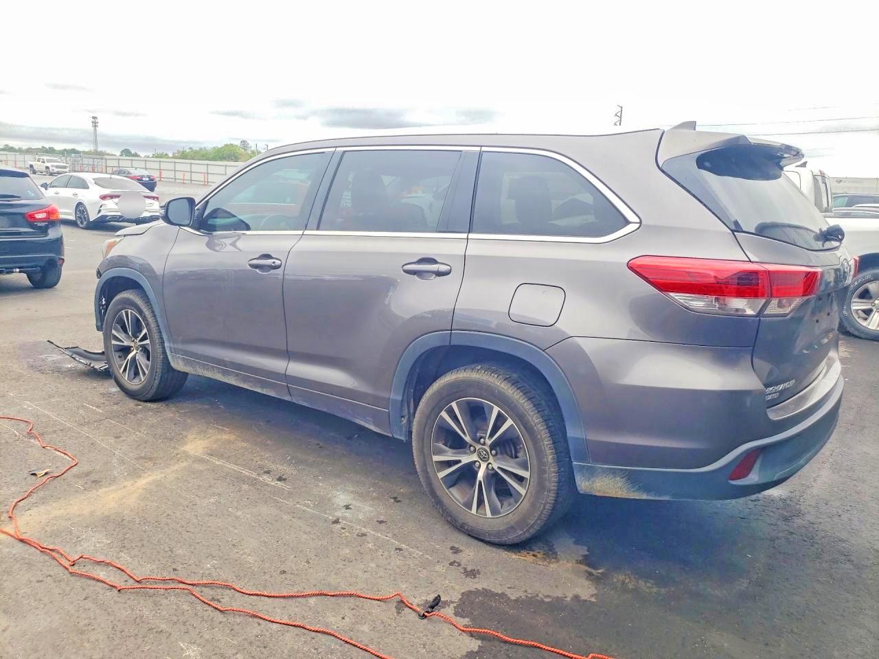 2018 TOYOTA HIGHLANDER XLE photo 3