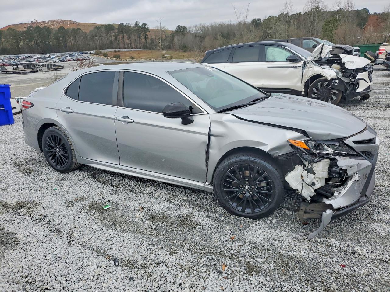 2019 TOYOTA CAMRY SE photo 4