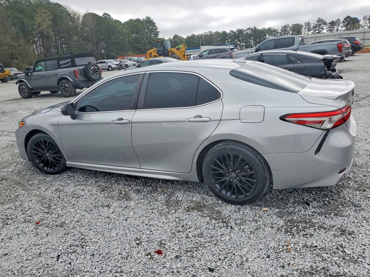 2019 TOYOTA CAMRY SE photo 2
