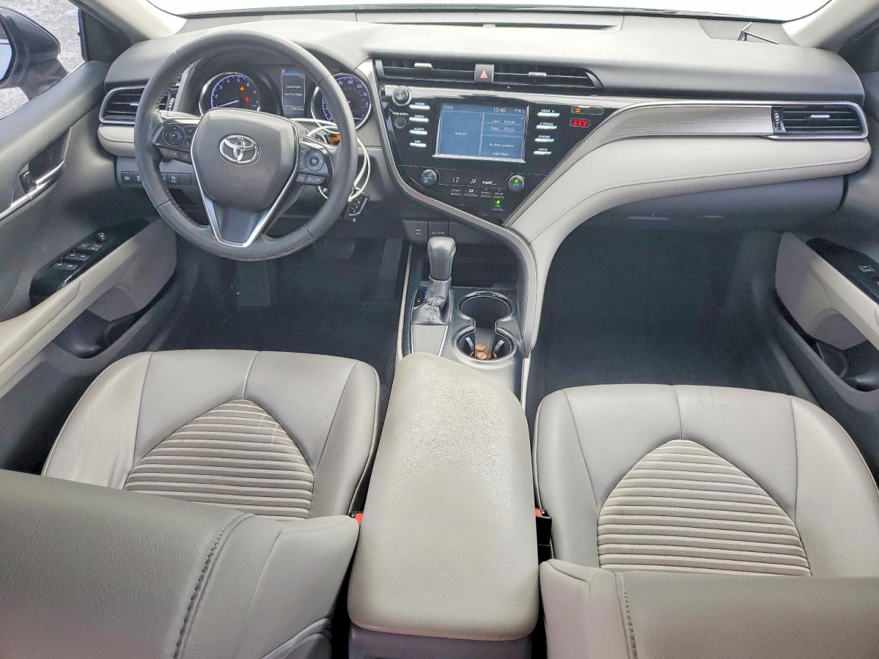 2019 TOYOTA CAMRY SE photo 8