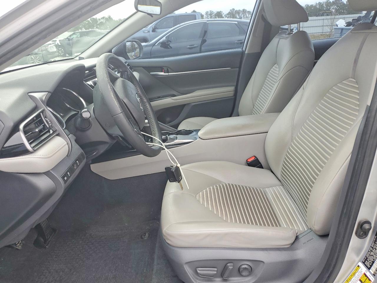 2019 TOYOTA CAMRY SE photo 7