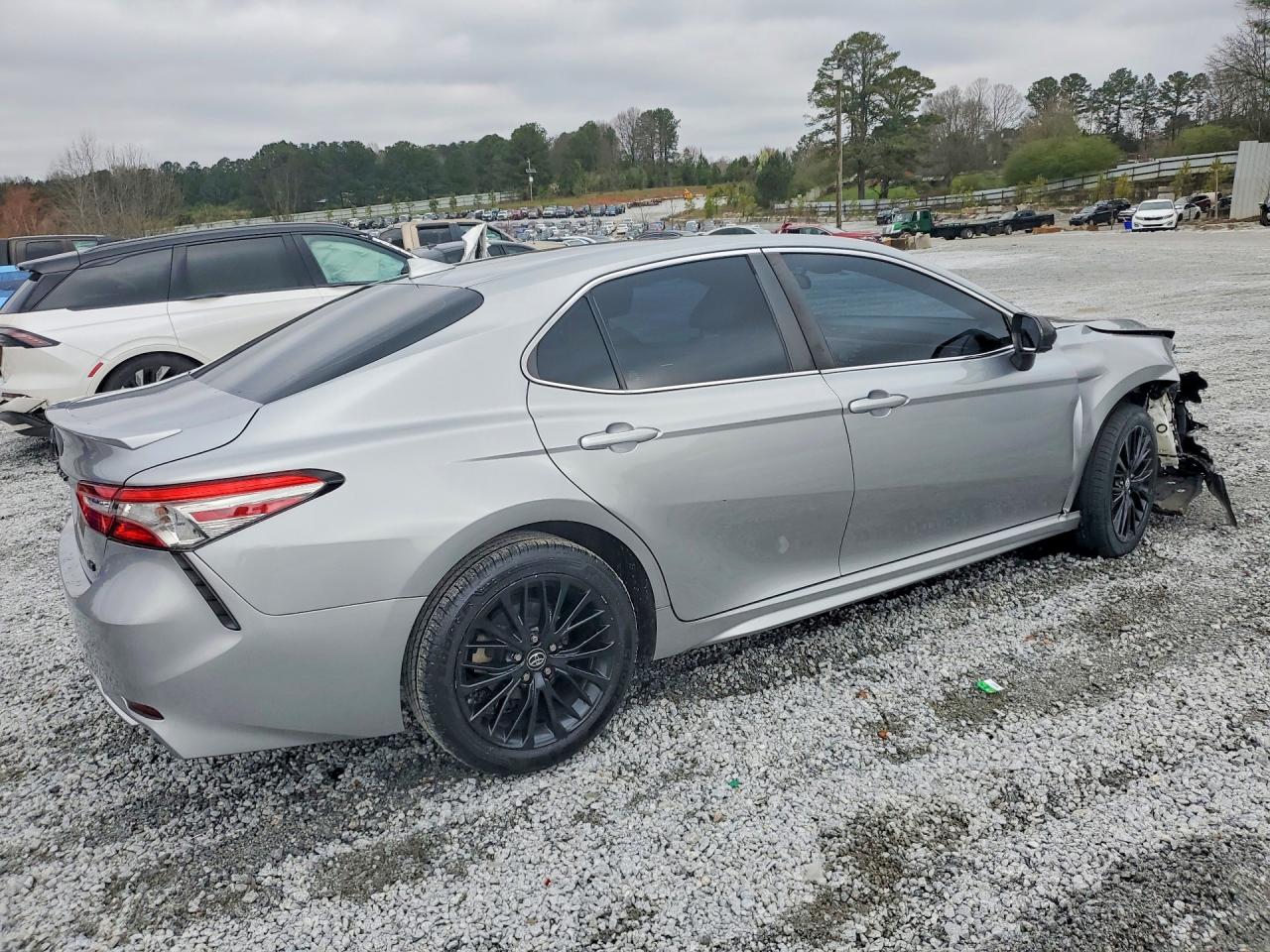 2019 TOYOTA CAMRY SE photo 3