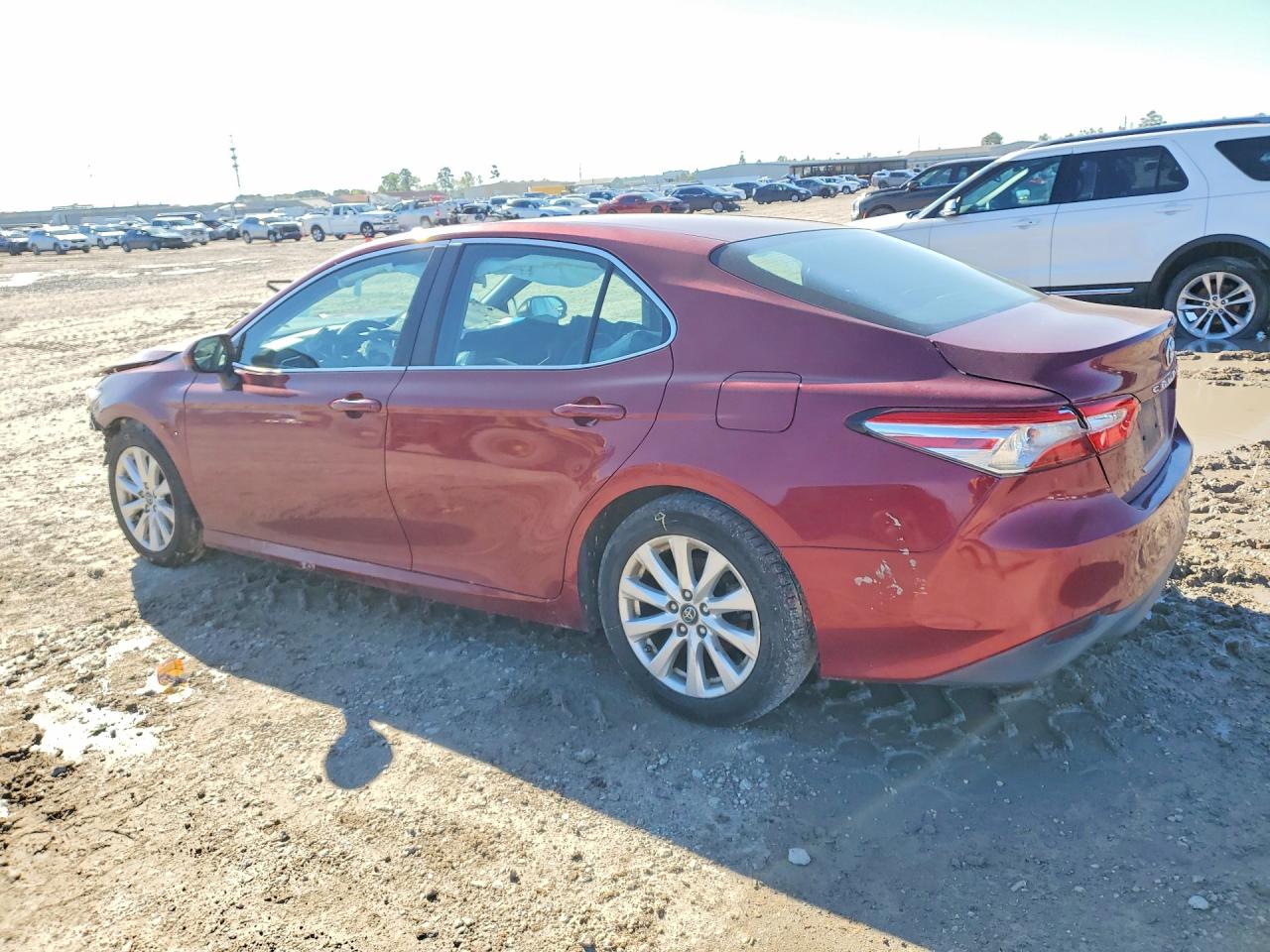2018 TOYOTA CAMRY LE photo 2