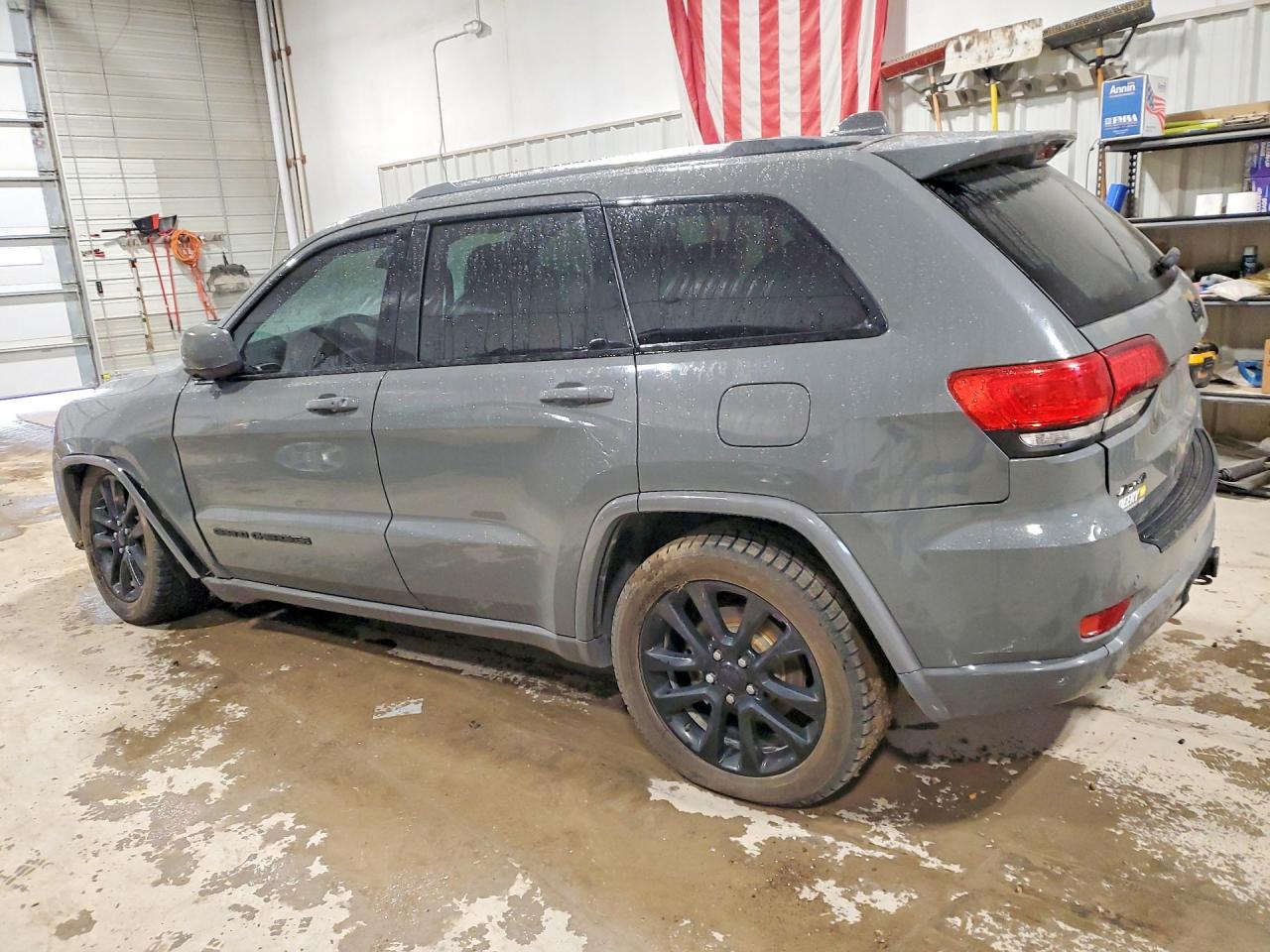 2020 JEEP GRAND CHEROKEE LAREDO photo 3