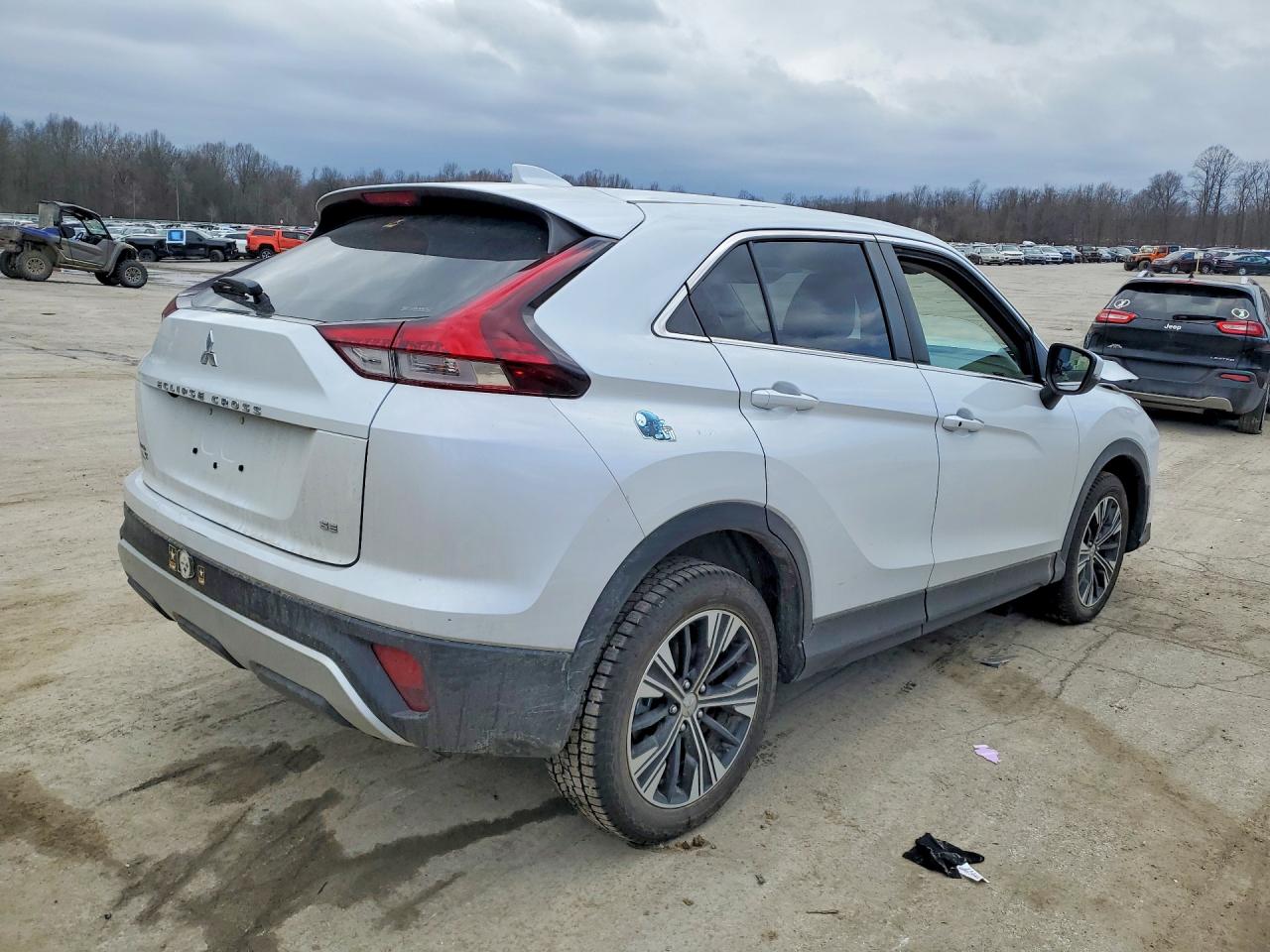 2022 MITSUBISHI ECLIPSE CROSS SE photo 3