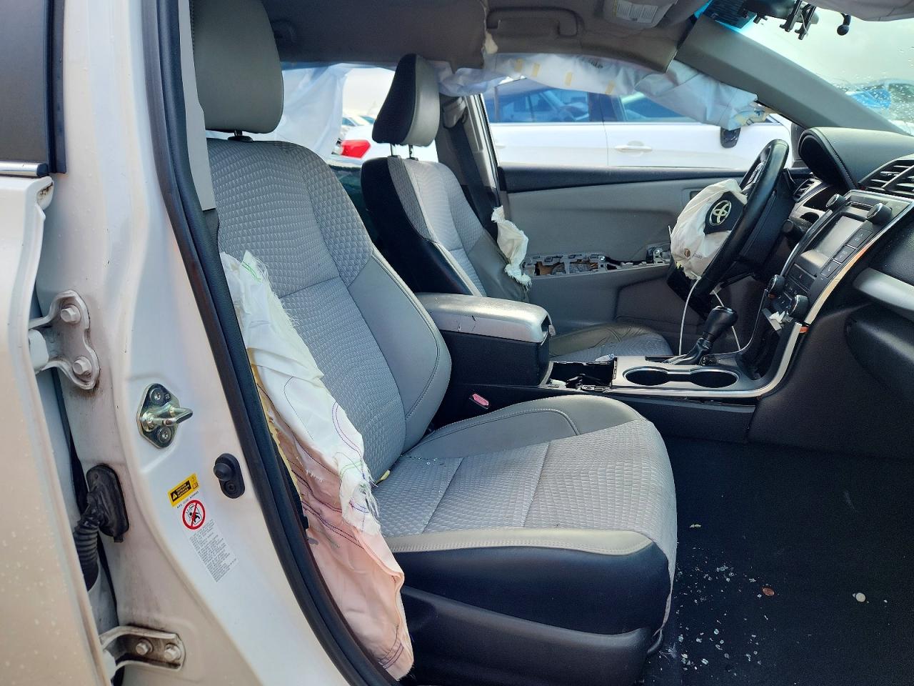 2015 TOYOTA CAMRY SE photo 13