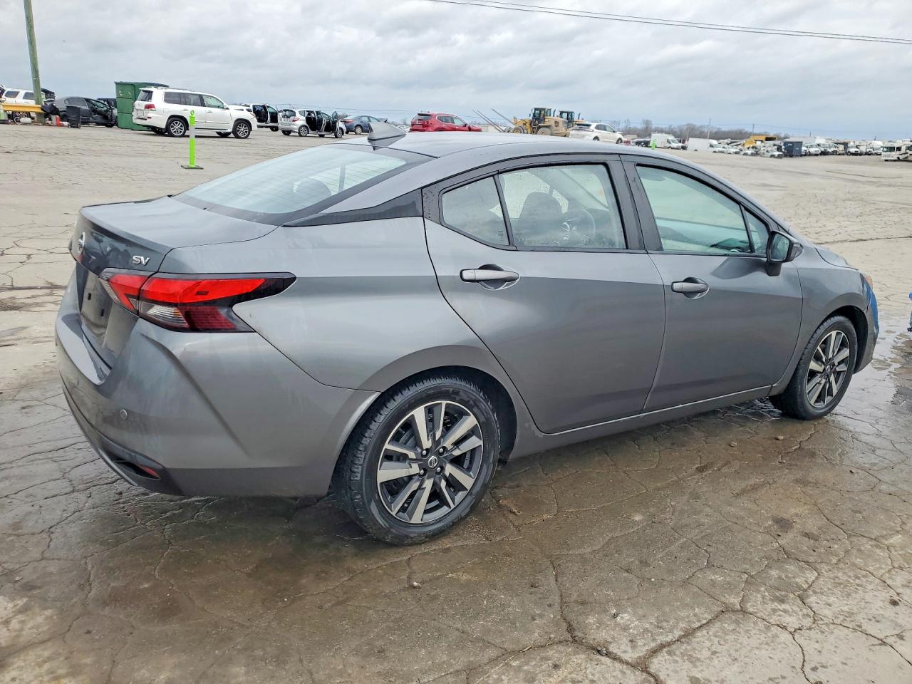2021 NISSAN VERSA SV photo 3