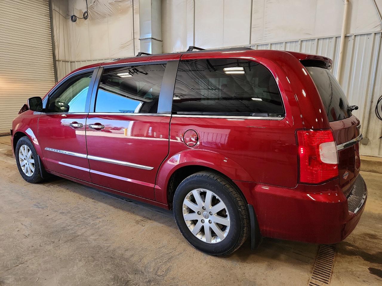 2015 CHRYSLER TOWN & COUNTRY TOURING photo 2