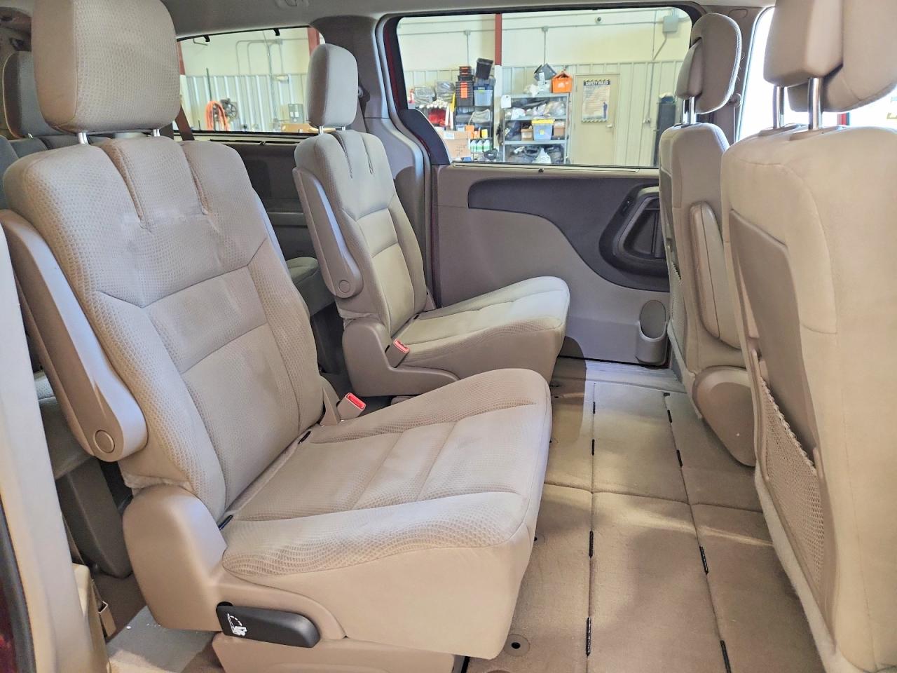 2015 CHRYSLER TOWN & COUNTRY TOURING photo 11
