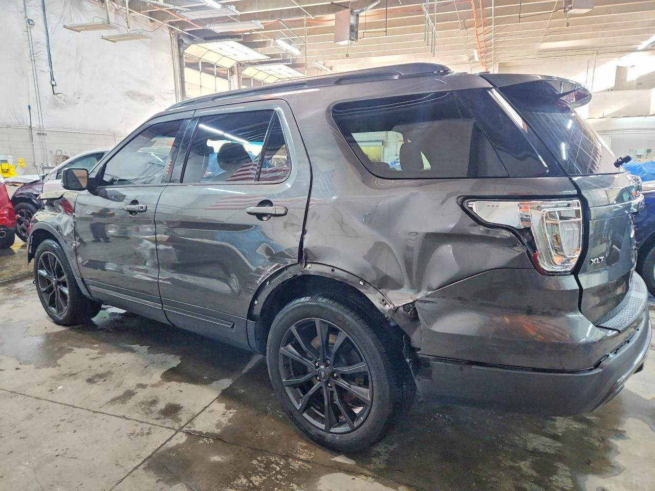 2017 FORD EXPLORER XLT photo 4