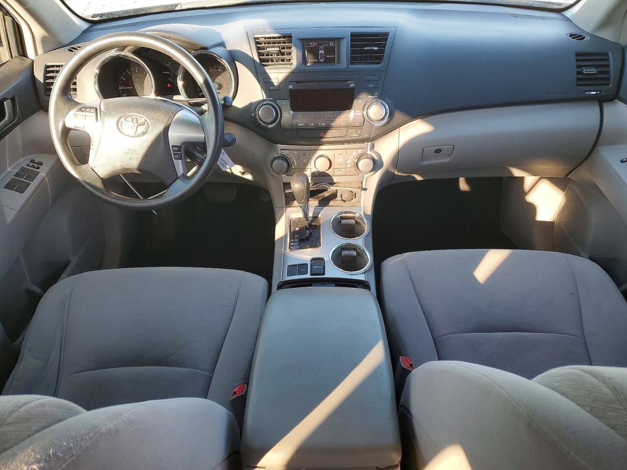 2012 TOYOTA HIGHLANDER BASE photo 8