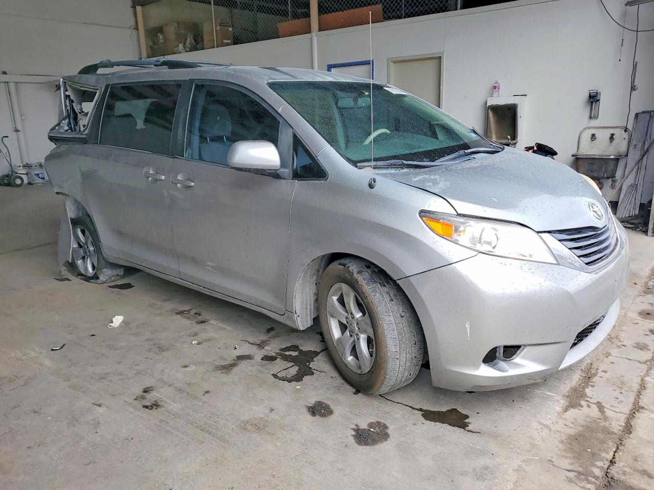 2014 TOYOTA SIENNA LE 8-PASSENGER photo 10