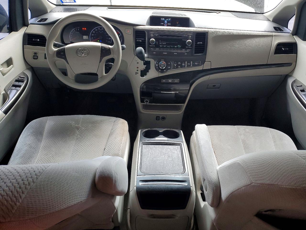 2014 TOYOTA SIENNA LE 8-PASSENGER photo 22