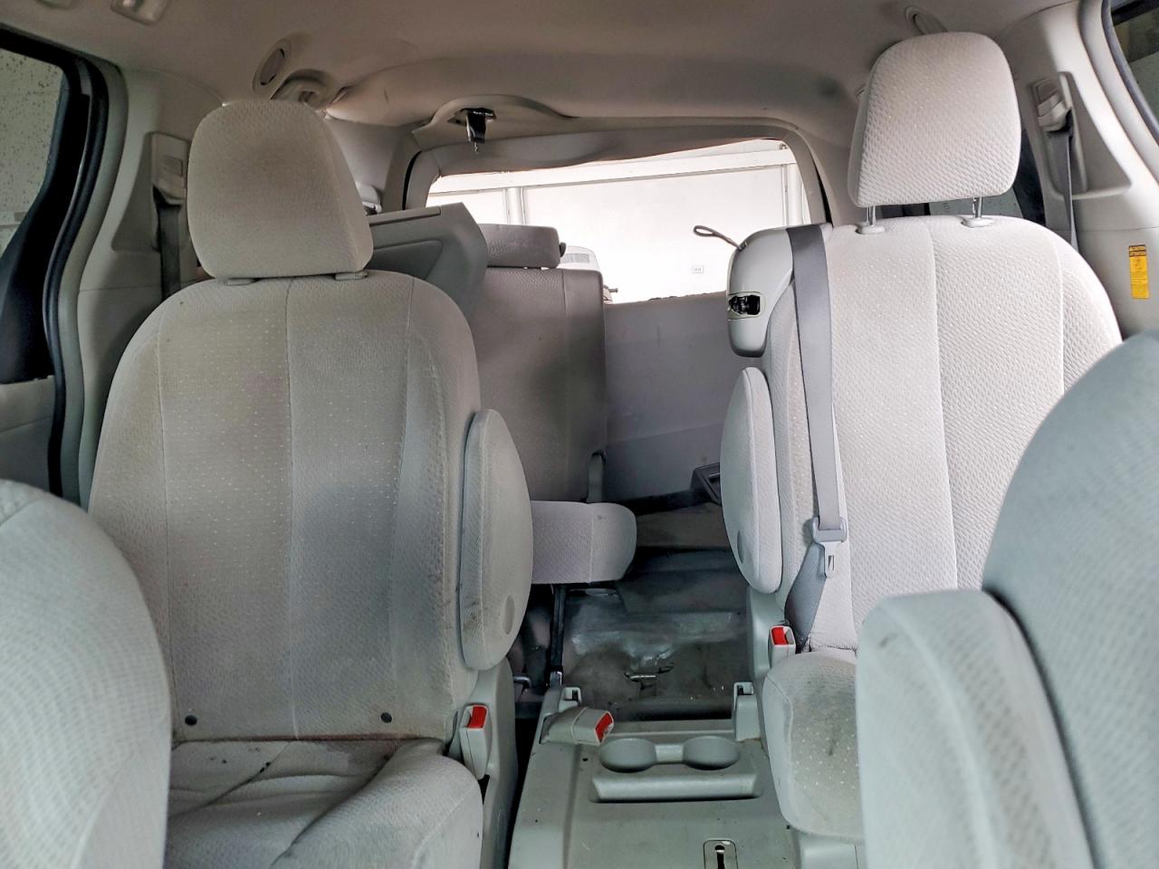 2014 TOYOTA SIENNA LE 8-PASSENGER photo 28